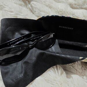 Burberry sunglasses with case and cleaning cloth
